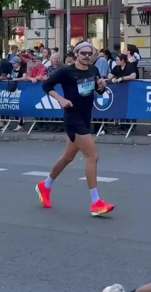 Harry Styles Ran The Berlin Marathon And Finished In Under 3 Hours!